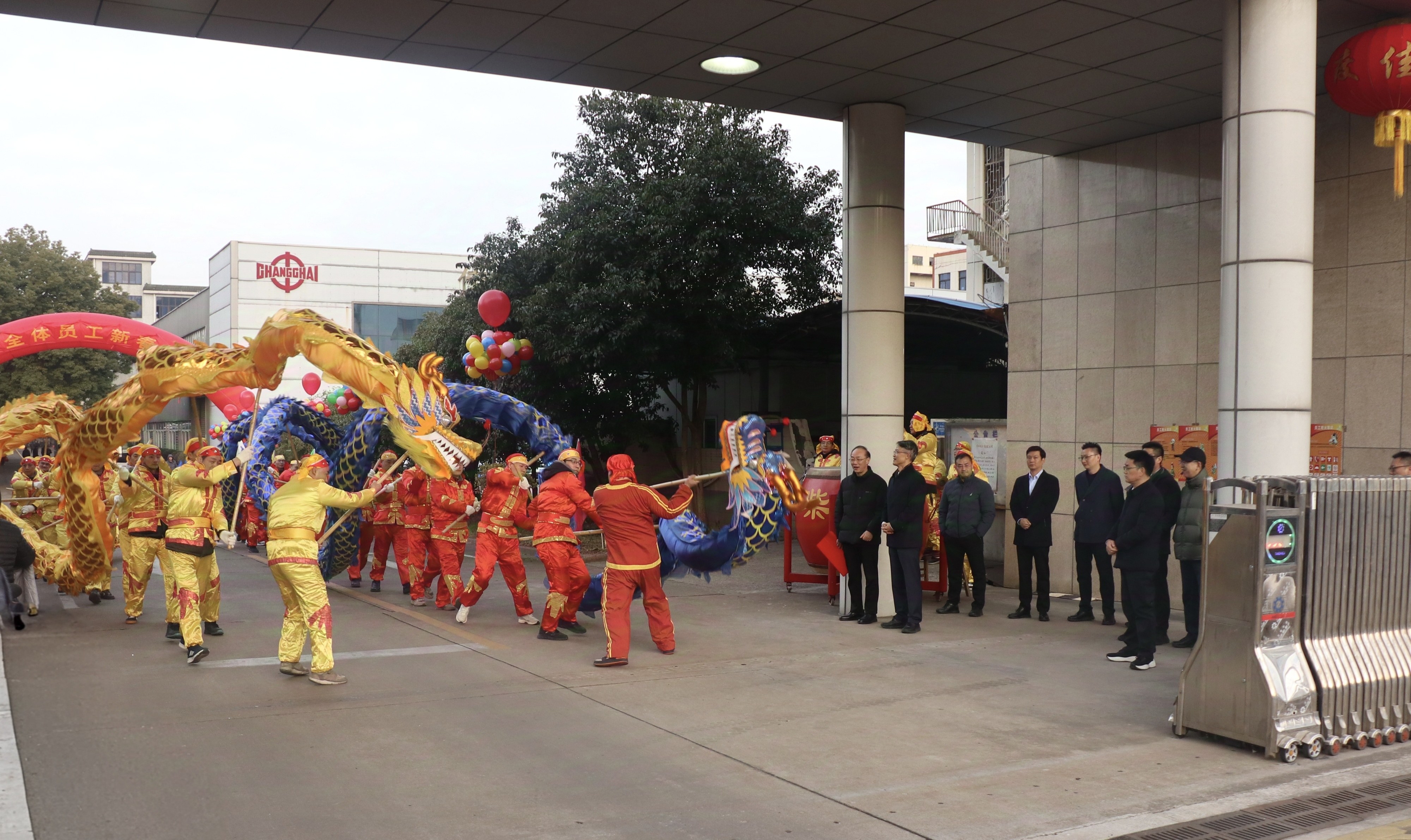 图为蛇年春节后首个事情日公司向导在大门口迎接员工_网站.jpg 币信钱包