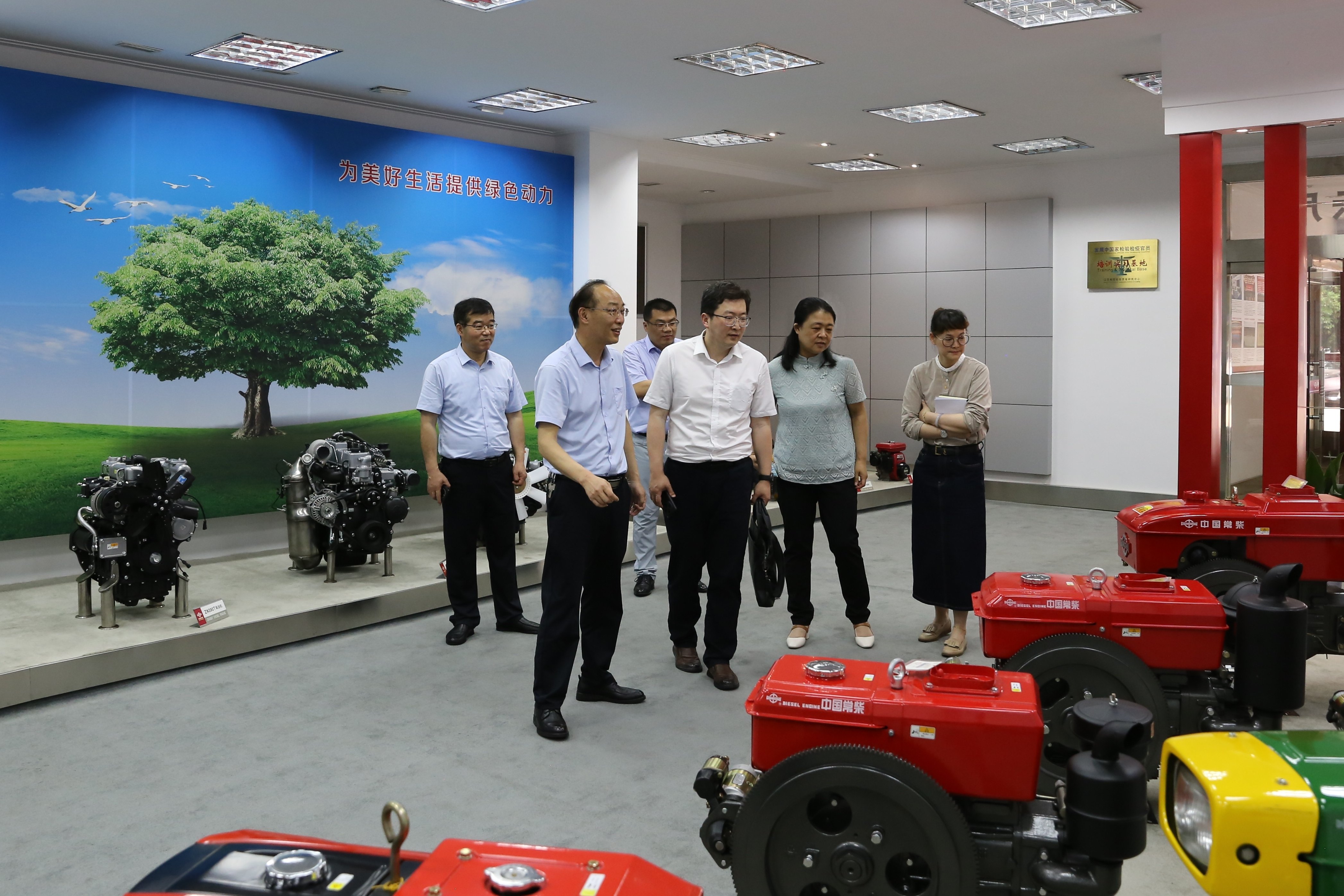 图为常州投资集团纪委书记张苏隽(右三)一行旅行公司产品展示厅_网站.jp 币信钱包